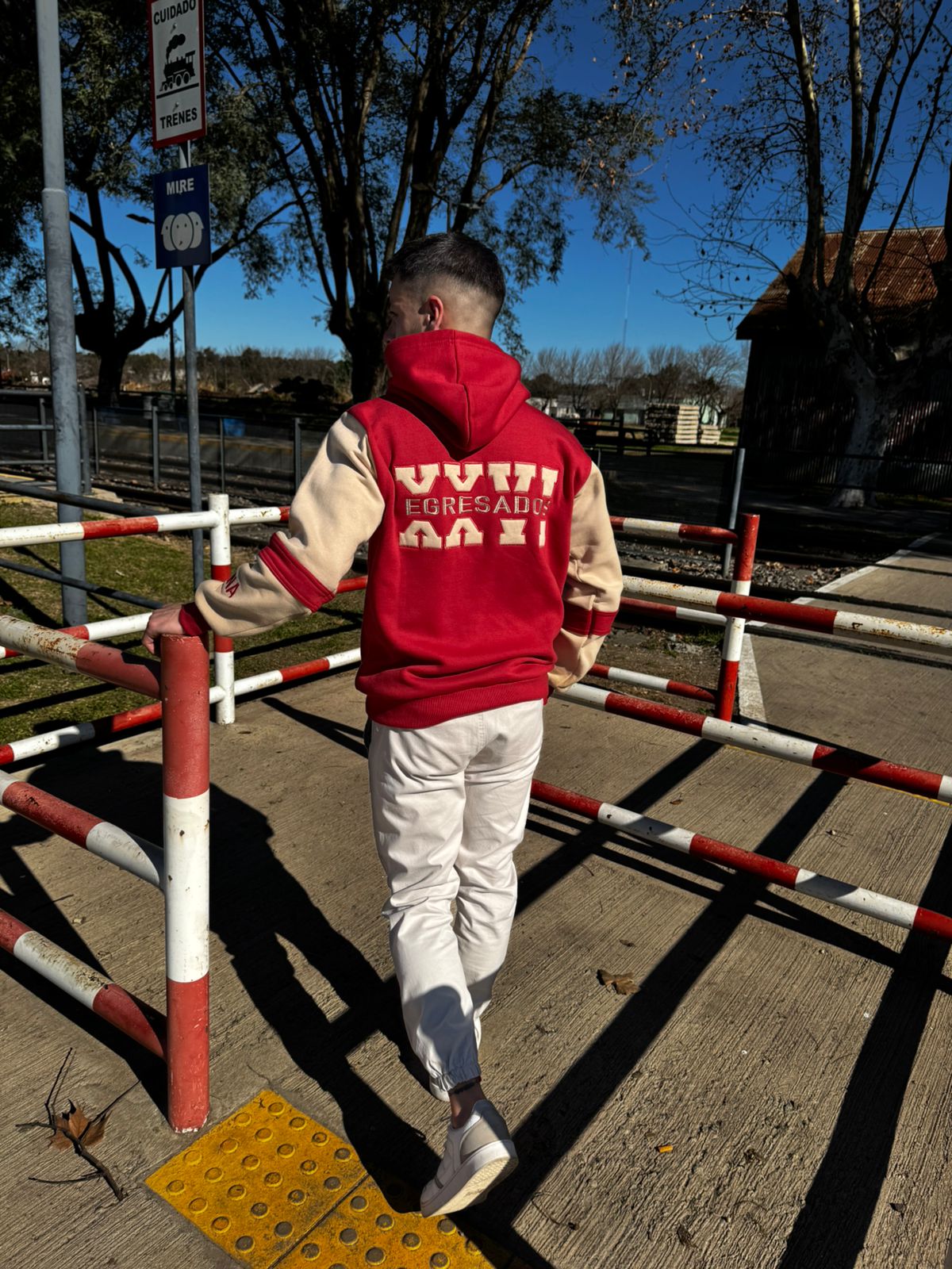 Buzo rojo de egresados