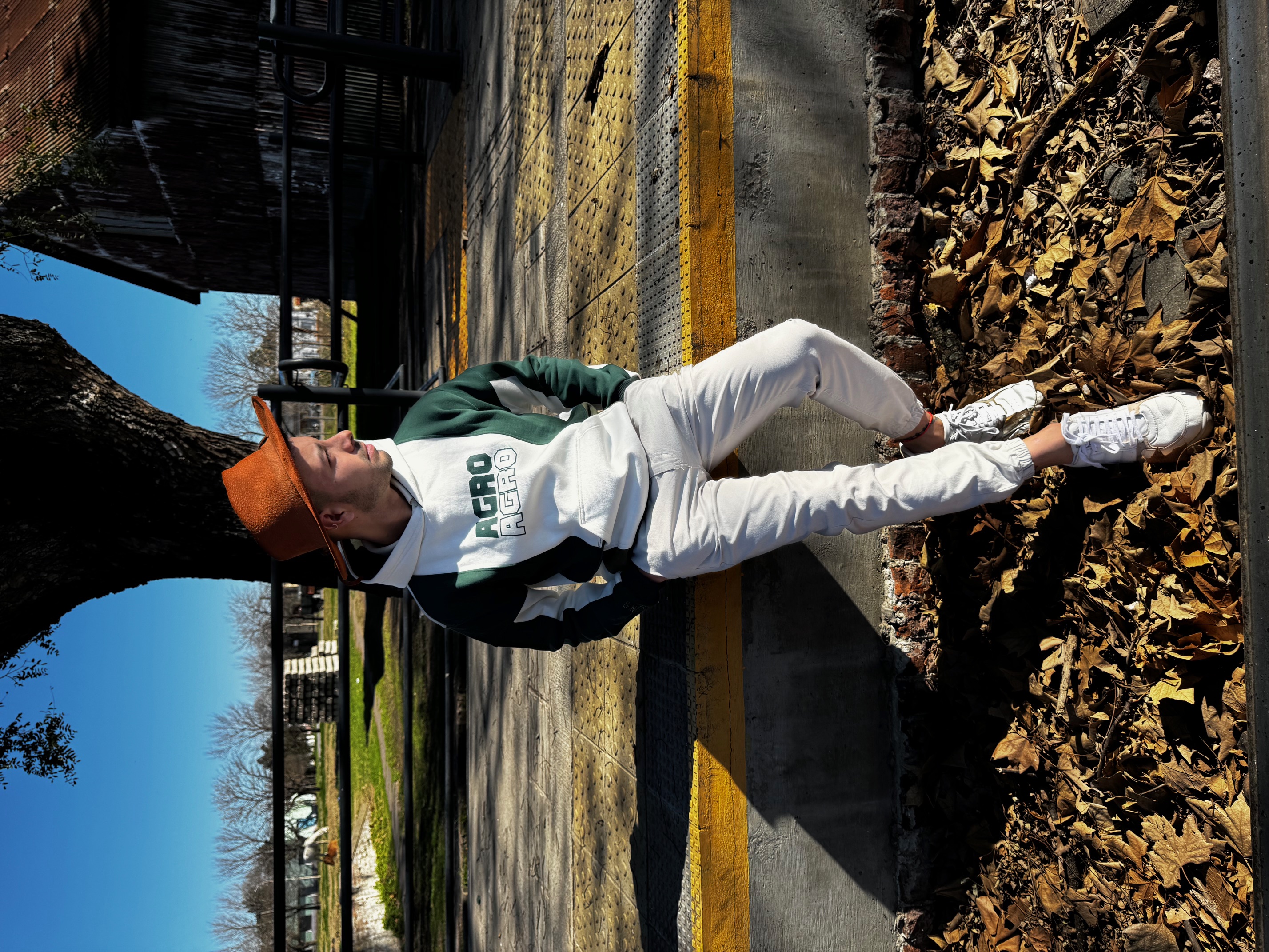 Modelo usando buzo de egresados - Pose 1