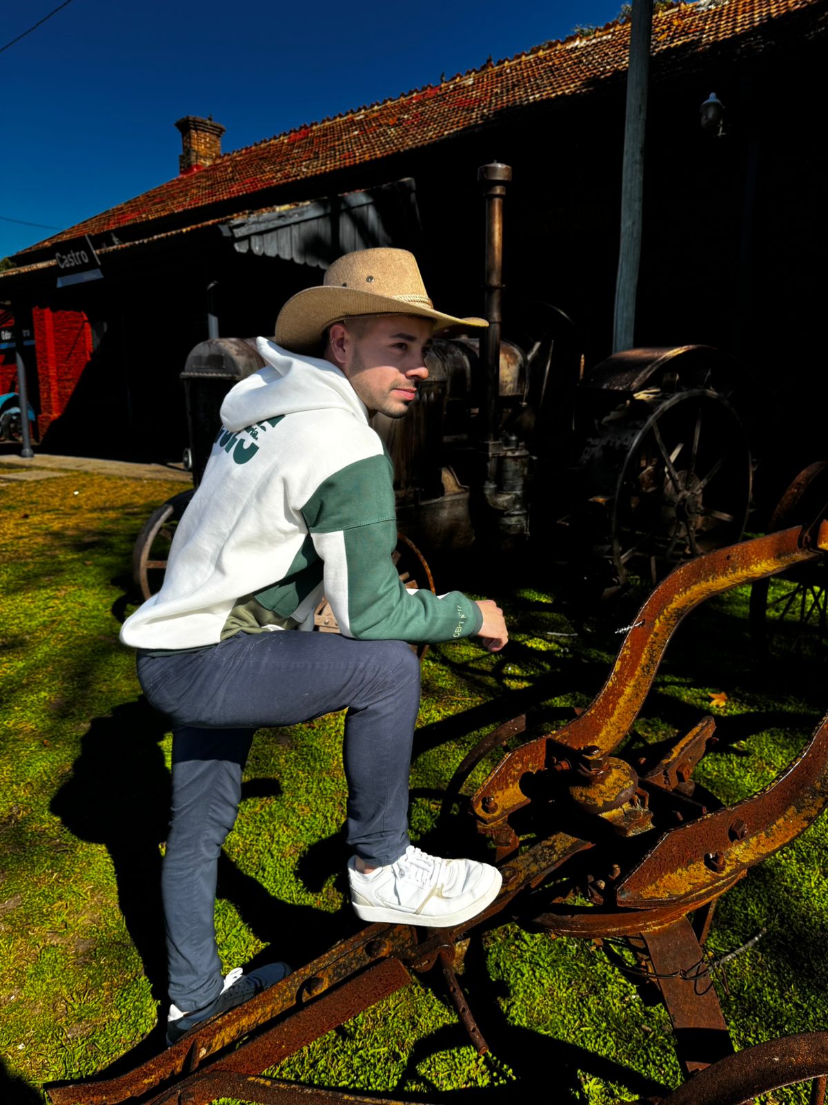 Buzo verde de egresados - Vista frontal