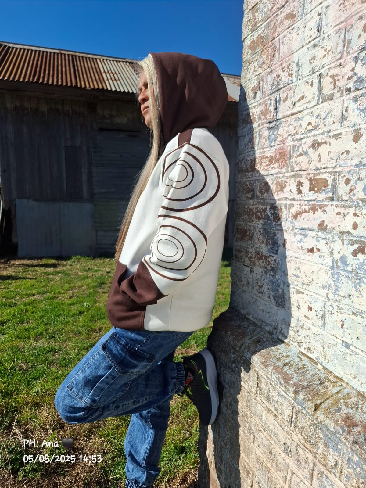 Perfil de modelo con buzo de egresados